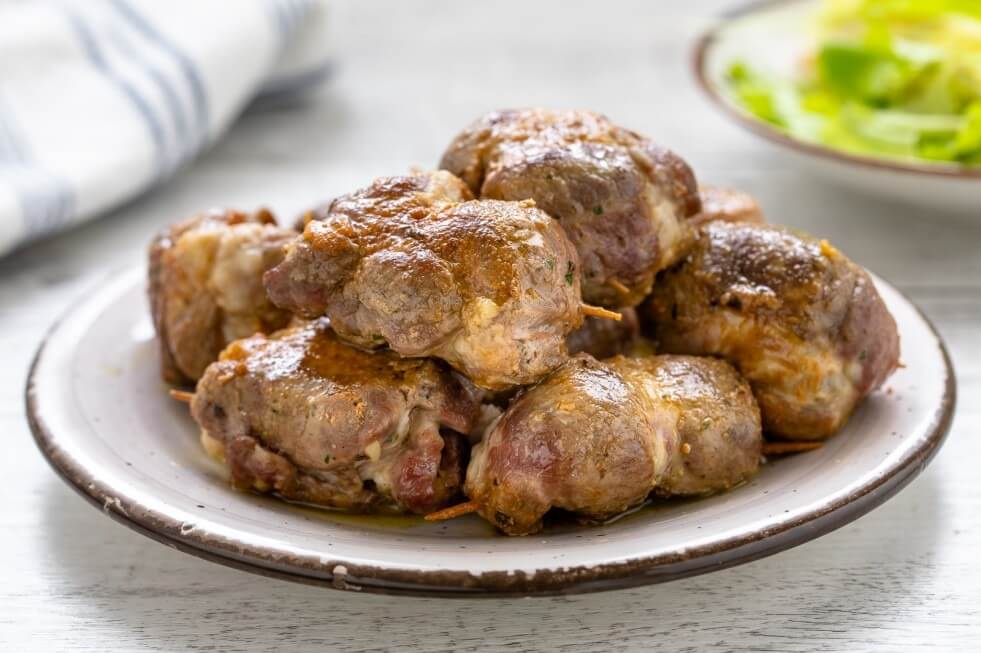 Bombette Pugliesi: involtini di carne ripieni di formaggio.