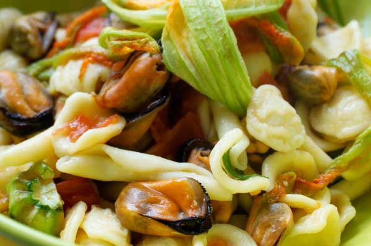 Orecchiette cozze nere e fiori di zucca, mare e terra pugliese