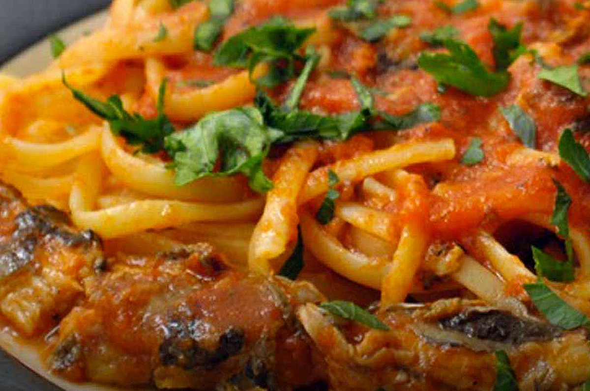 Linguine con sugo di Capitone: classica ricetta a base di pesce fresco