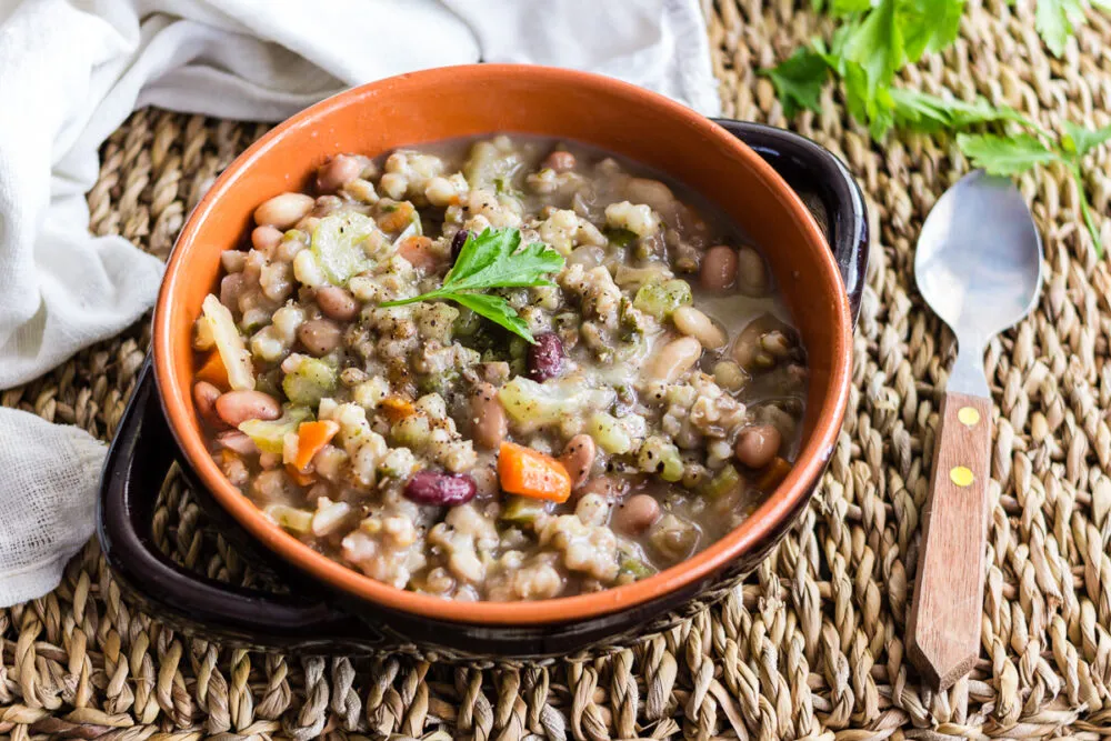 ZUPPA DI LEGUMI E CEREALI: UN MIX DI BENESSERE
