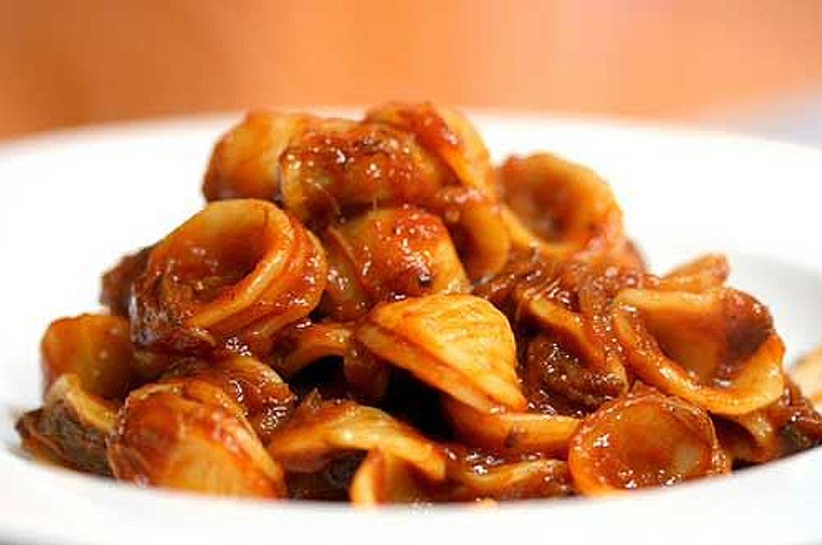 ORECCHIETTE AL RAGÙ DI BRACIOLE: IL PRANZO DELLA DOMENICA